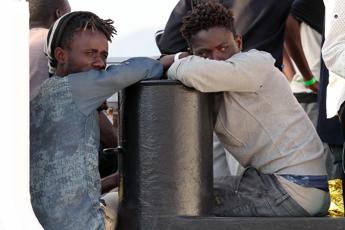 Migranti, calano gli arrivi. Più italiani all'estero